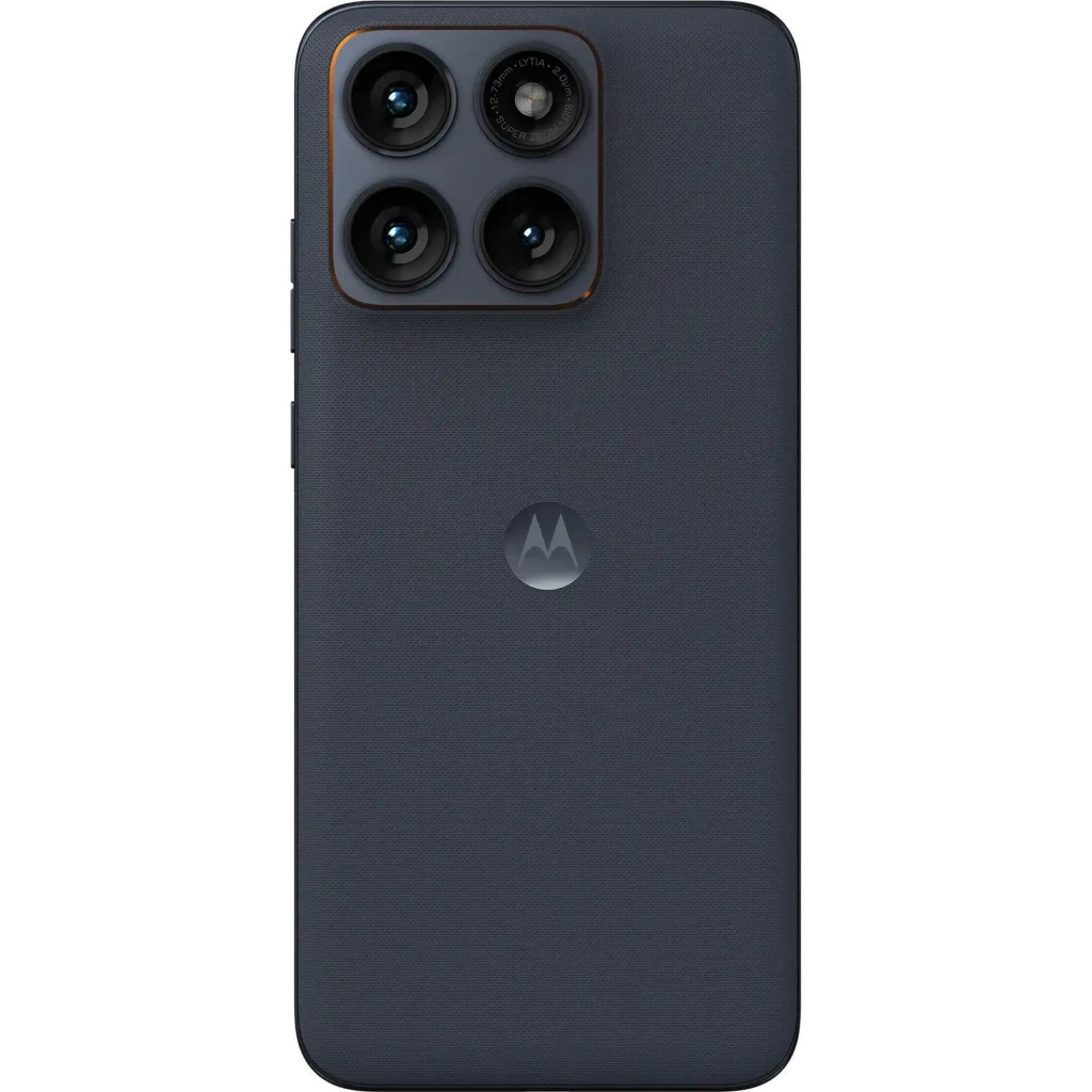 Parte trasera del Motorola Moto Edge 70 Fusion en color oscuro con cuero vegano y módulo de triple cámara grande con marco metálico y logo centrado de