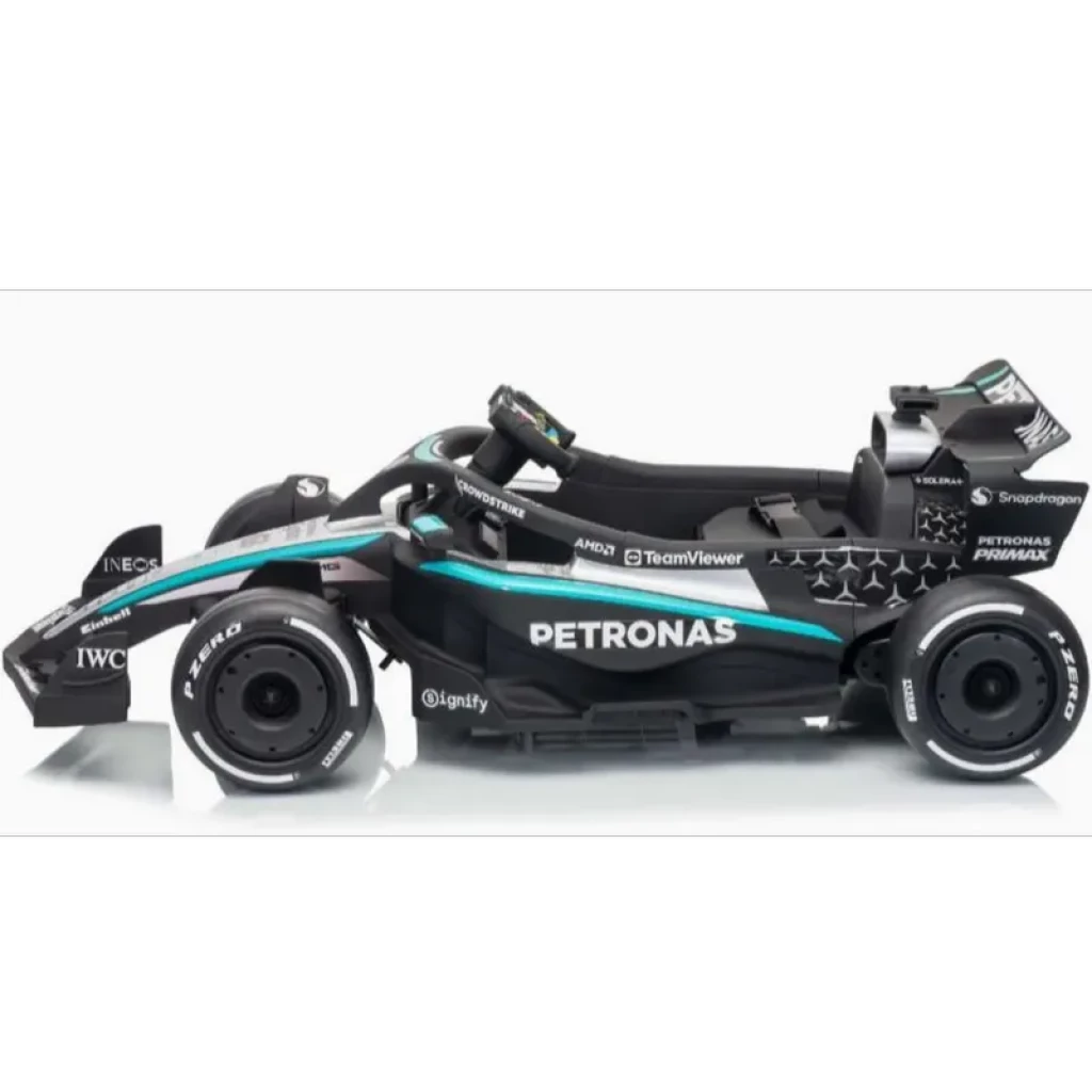 Coche eléctrico infantil estilo F1 Mercedes-AMG Petronas 12V, color negro con detalles turquesa y plateados, llantas anchas, alerón trasero y mando parental