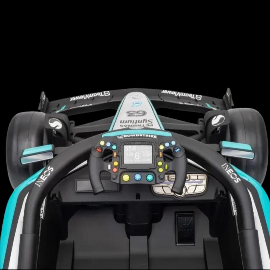 Cockpit de coche infantil Mercedes-AMG Petronas F1 12V con volante multifunción, display central, botones de control y detalles en negro y turquesa