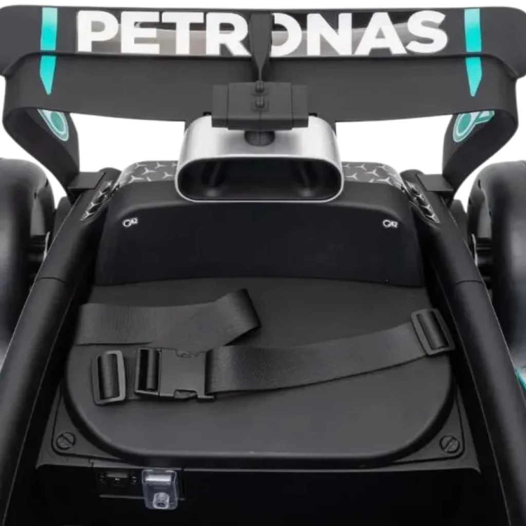 Ala trasera y asiento del coche eléctrico infantil Mercedes-AMG Petronas F1 12V con alerón PETRONAS, arnés de seguridad y detalles aerodinámicos negros y