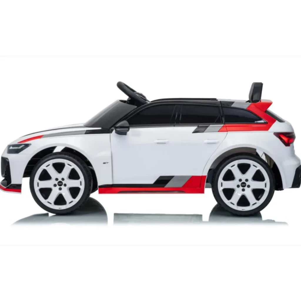 Coche eléctrico infantil Audi RS 6 Avant GT en blanco con detalles rojos y grises, llantas grandes blancas, puertas marcadas y volante visible perfil lateral