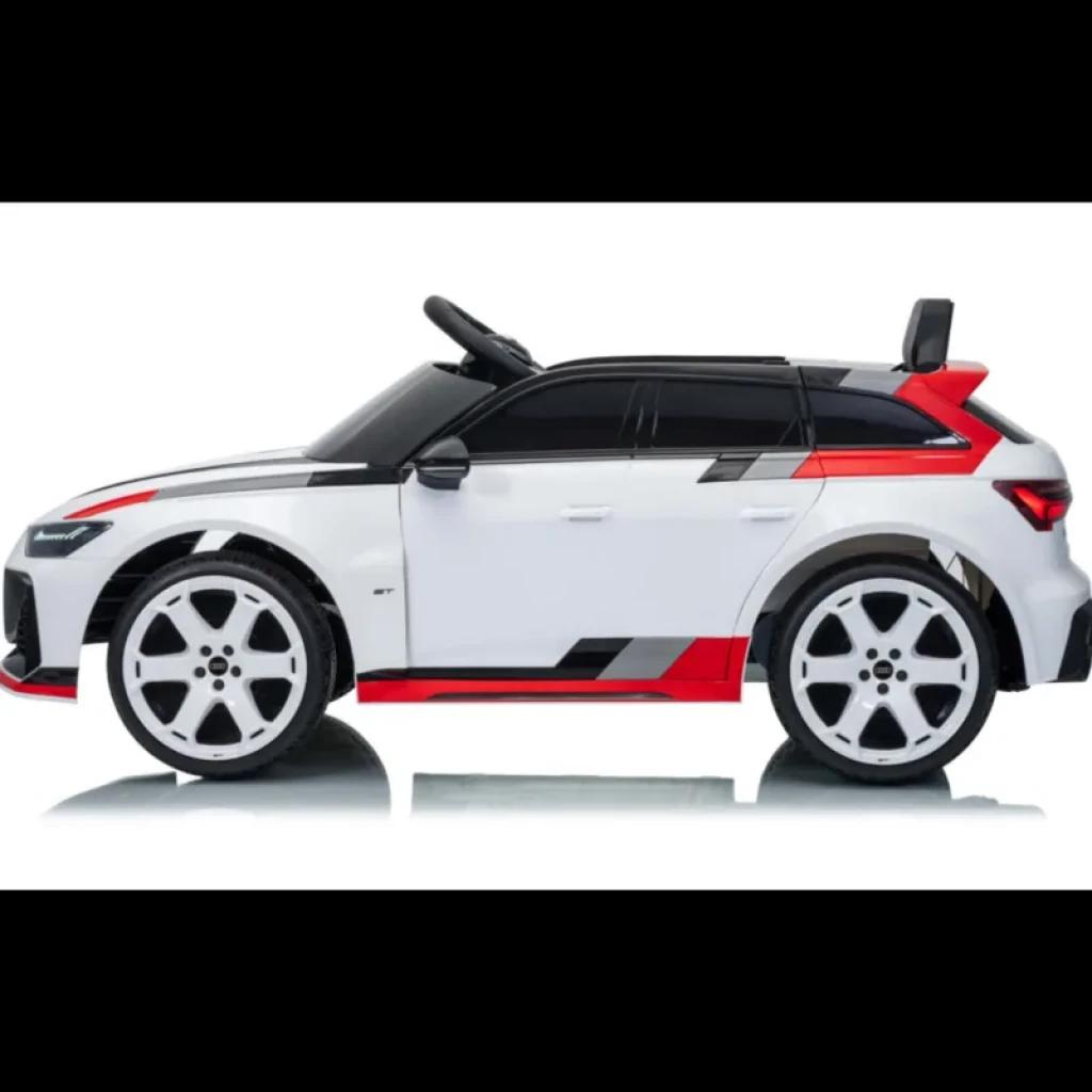 Coche eléctrico infantil Audi RS 6 Avant GT en blanco con detalles rojos y grises, llantas grandes blancas, puertas marcadas y volante visible perfil lateral