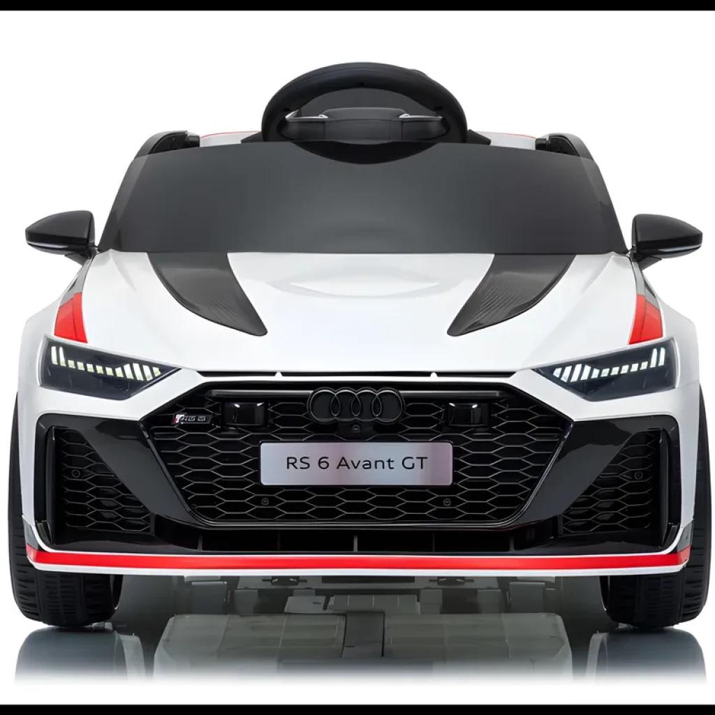 Frontal del Audi RS 6 Avant GT infantil: carrocería blanca con detalles rojos, parrilla hexagonal negra, faros LED afilados y capó con acabado tipo fibra de