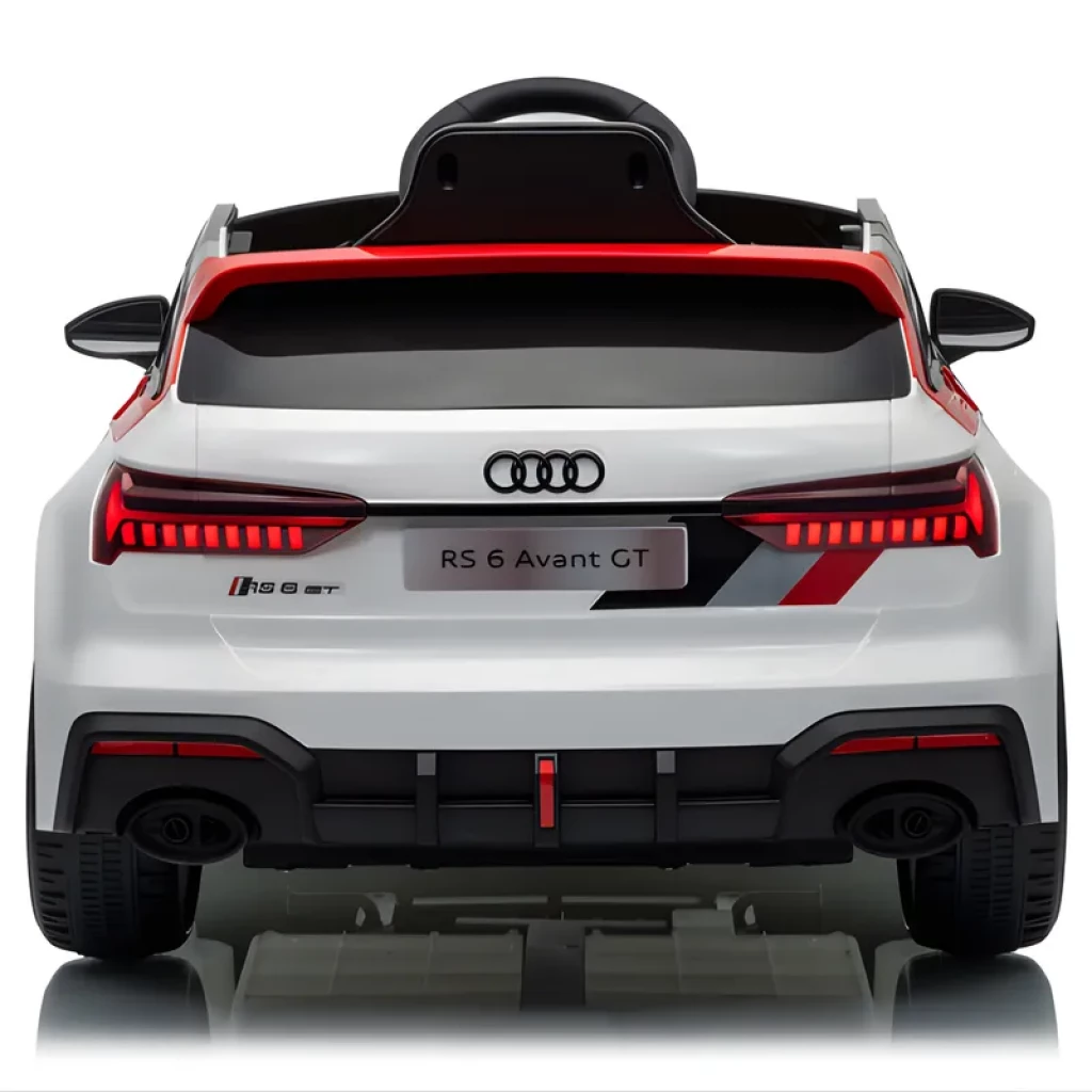 Coche eléctrico infantil Audi RS 6 Avant GT blanco con detalles rojos y grises, alerón deportivo, luces LED traseras y matrícula RS 6 GT