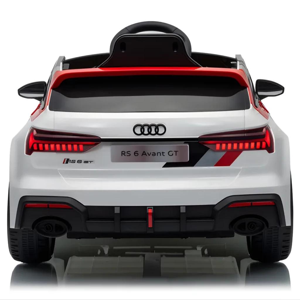 Coche eléctrico infantil Audi RS 6 Avant GT blanco con detalles rojos y grises, alerón deportivo, luces LED traseras y matrícula RS 6 GT