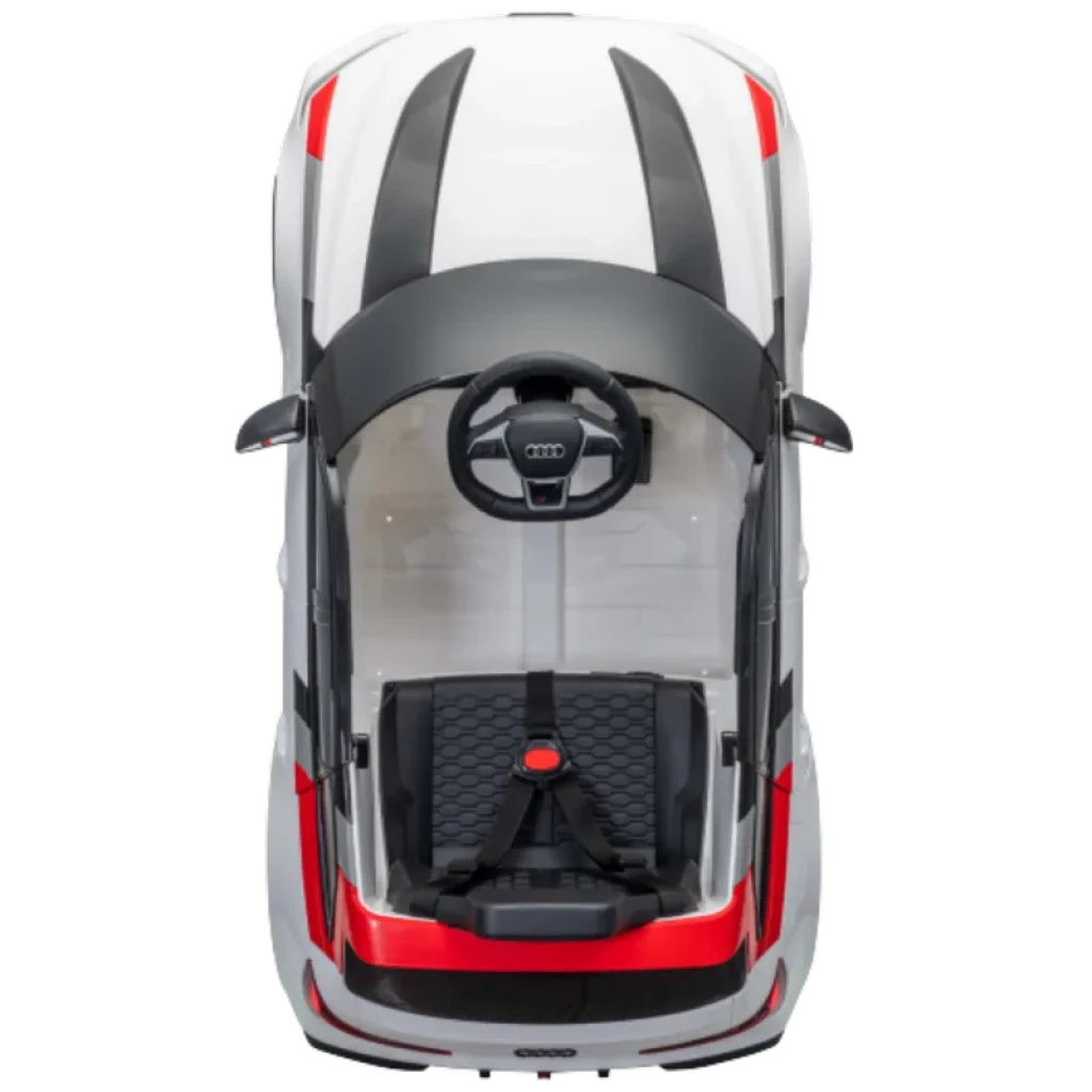 Coche eléctrico infantil Audi RS 6 Avant GT blanco con franjas negras y rojas, asiento acolchado con arnés, volante Audi y parabrisas transparente