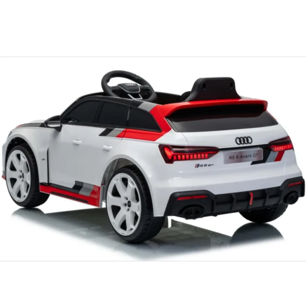 Coche eléctrico infantil Audi RS 6 Avant GT blanco con detalles rojos y negros, llantas deportivas grandes, doble escape y volante realista
