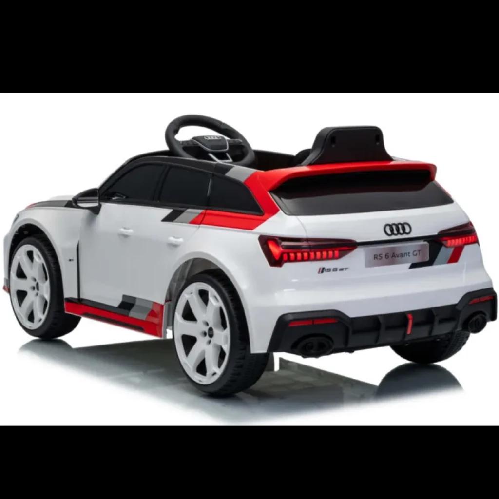 Coche eléctrico infantil Audi RS 6 Avant GT blanco con detalles rojos y negros, llantas deportivas grandes, doble escape y volante realista