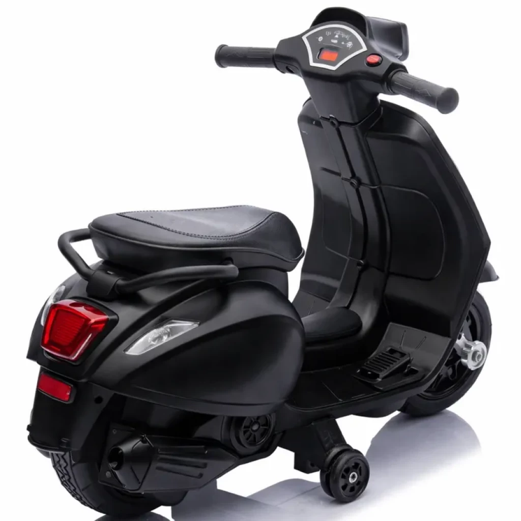 Vespa TR2502 6V preta infantil com rodas de apoio, faróis traseiros vermelhos, painel com velocímetro e assento acolchoado, design licenciado Piaggio