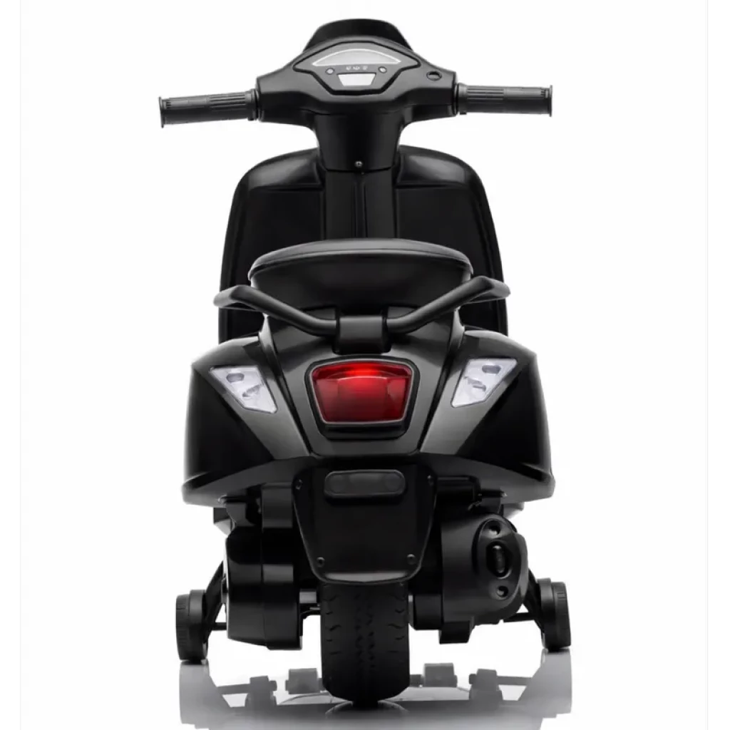 Vespa TR2502 6V infantil preta vista traseira, luz traseira vermelha, setas claras, guidão largo, assento único e rodas de apoio laterais para equilíbrio