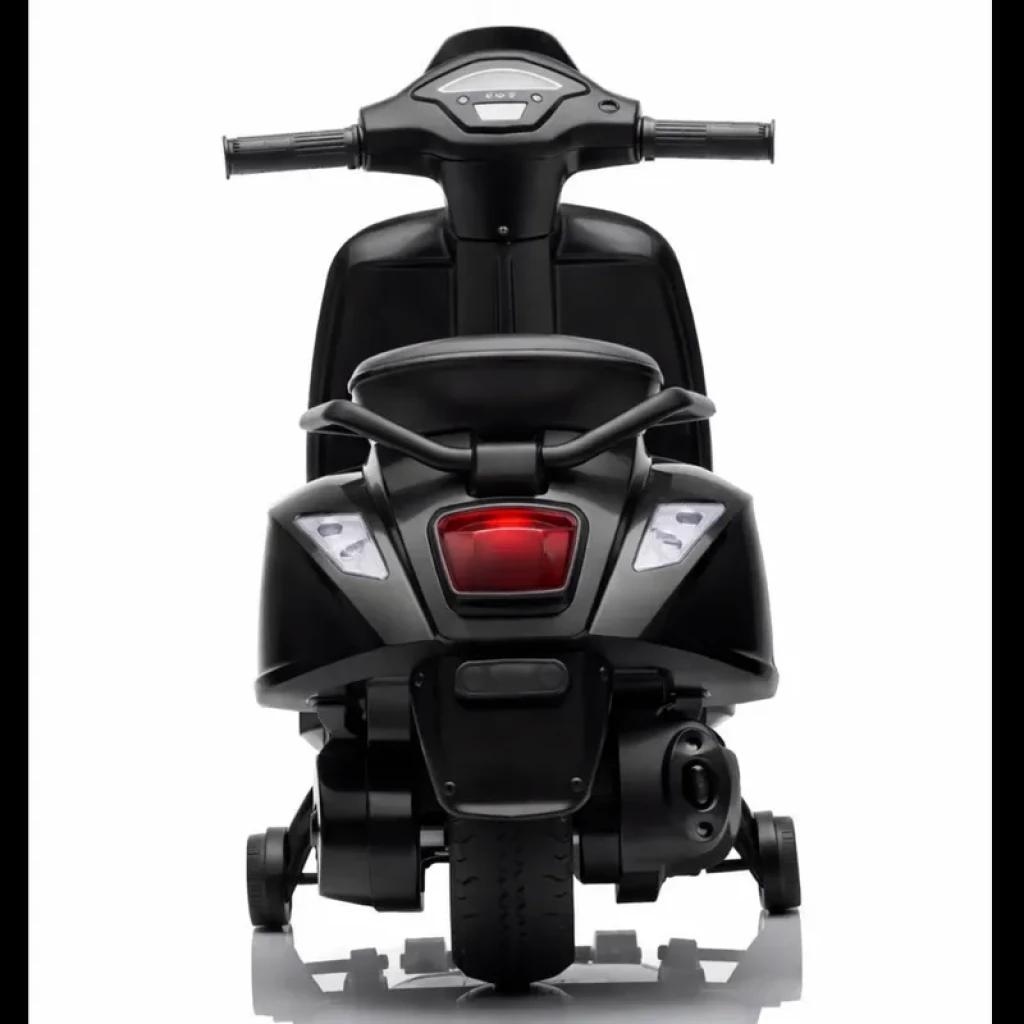 Vespa TR2502 6V infantil preta vista traseira, luz traseira vermelha, setas claras, guidão largo, assento único e rodas de apoio laterais para equilíbrio