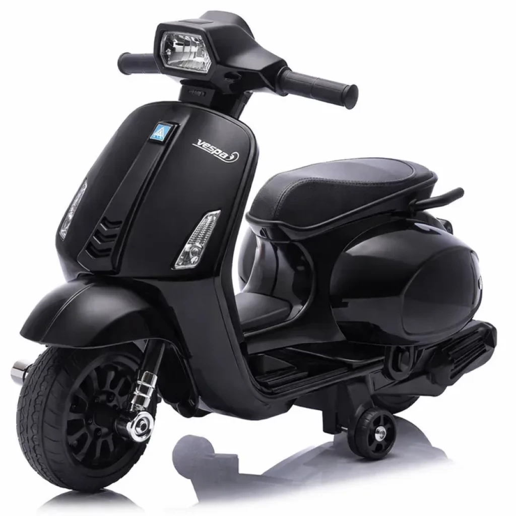 Vespa TR2502 6V preta infantil com licença Piaggio, design clássico, farol quadrado, rodas largas, bancos acolchoados e rodinhas de apoio traseiras
