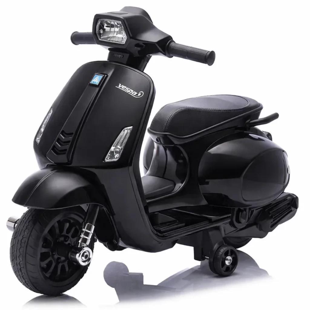Vespa TR2502 6V preta infantil com licença Piaggio, design clássico, farol quadrado, rodas largas, bancos acolchoados e rodinhas de apoio traseiras