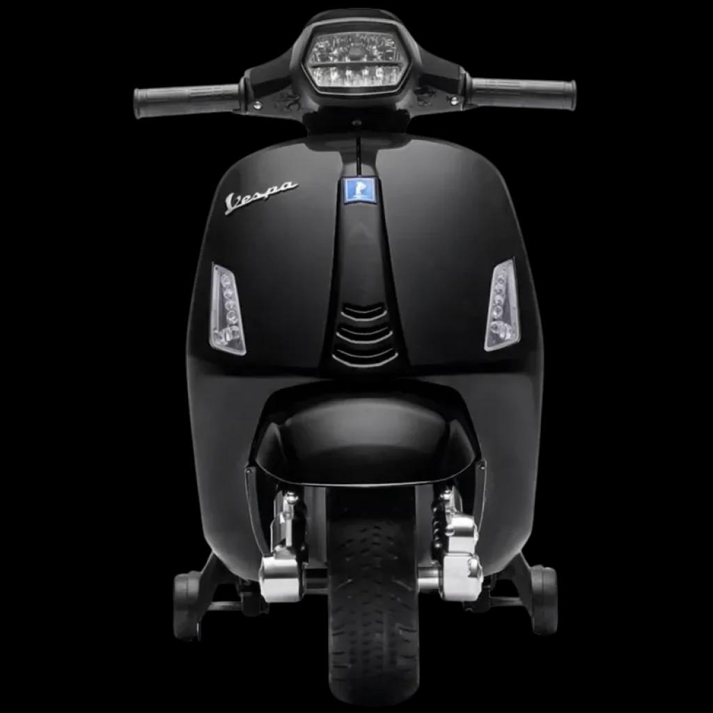 Vespa TR2502 6V preta infantil com faróis LED, emblema Piaggio, roda dianteira larga e acabamentos cromados, design clássico compacto e robusto