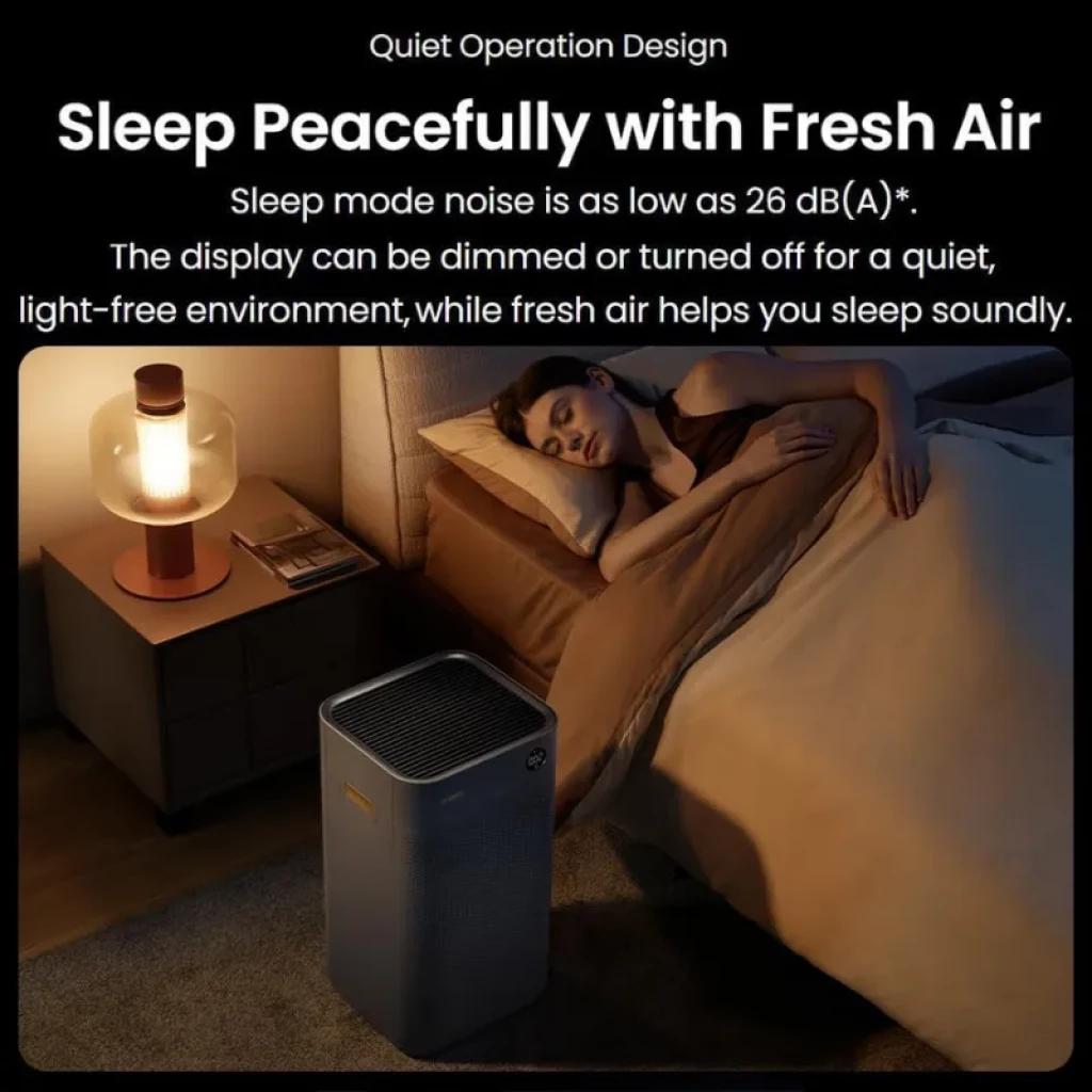Smartmi Air Purifier 3 en dormitorio nocturno, modo sueño silencioso 26 dB, luz de pantalla atenuada, diseño moderno gris junto a cama y lámpara cálida