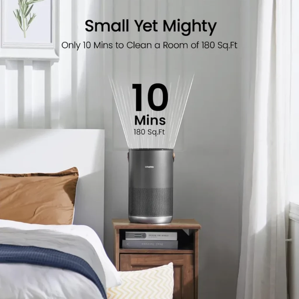 Smartmi Air Purifier P1 Gris Oscuro en mesa de noche, cilindro compacto con rejilla 360°, pantalla LED frontal y difusores superiores en habitación luminosa