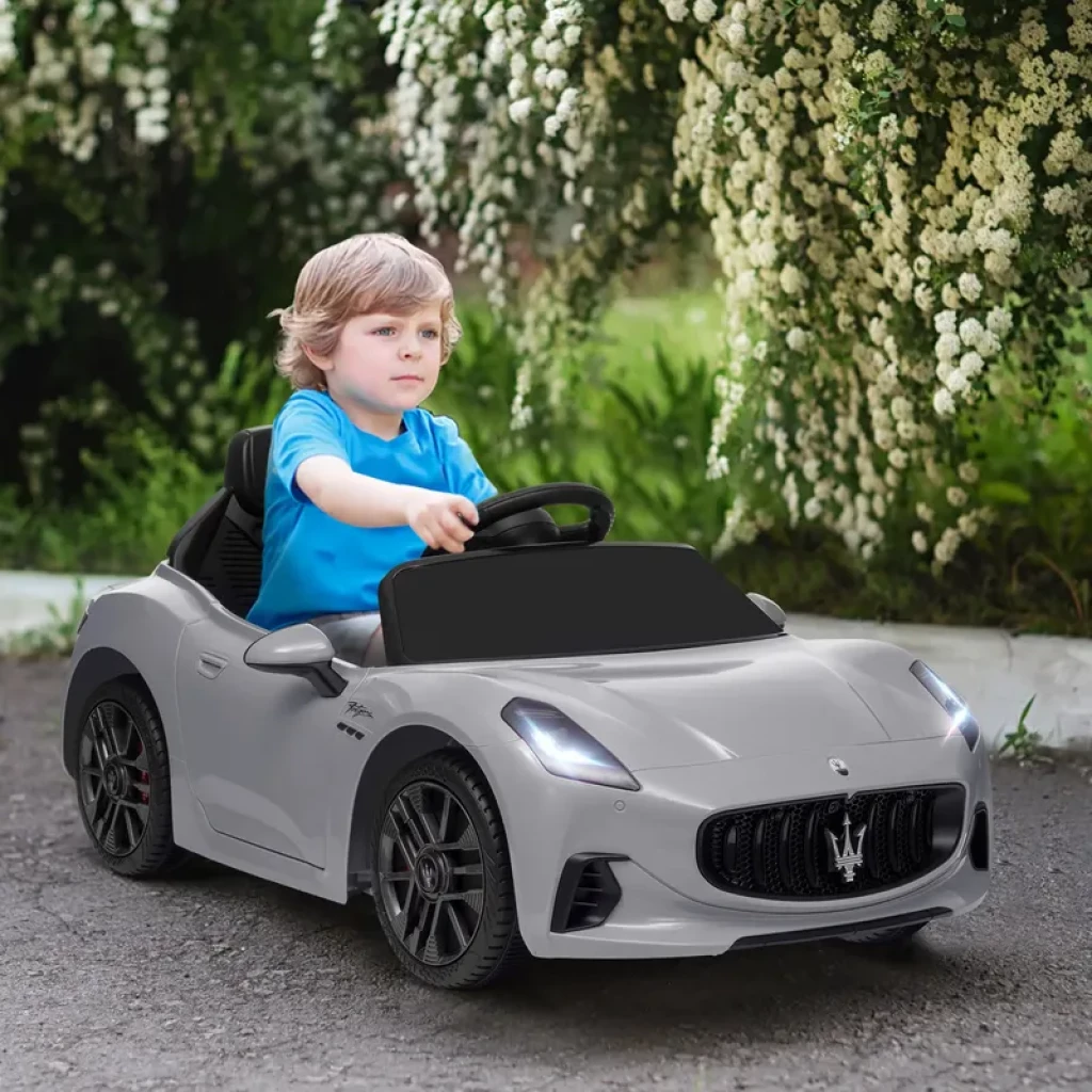 Coche eléctrico infantil Maserati GranTurismo Folgore 12V gris, licencia oficial, carrocería deportiva, faros LED, ruedas EVA, llantas negras y asiento negro
