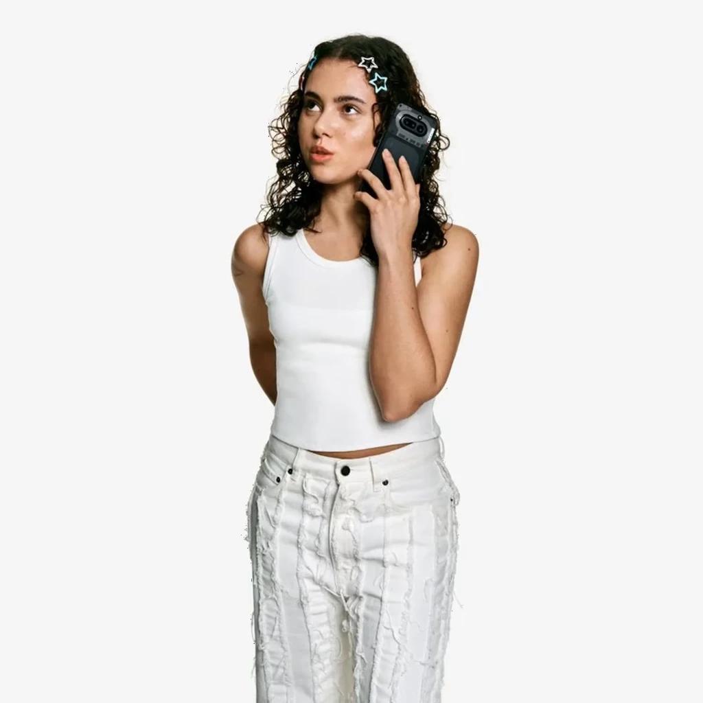 Capa protetora preta para Nothing Phone 4a, com recortes precisos para câmera 50 MP, lente saliente protegida e acabamento robusto antiderrapante