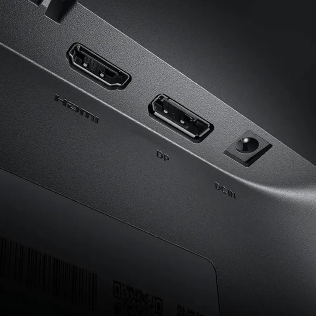 Puertos del Xiaomi Monitor A27i 2026: HDMI, DisplayPort y conector de alimentación, en panel trasero negro con acabado mate y etiquetas grabadas
