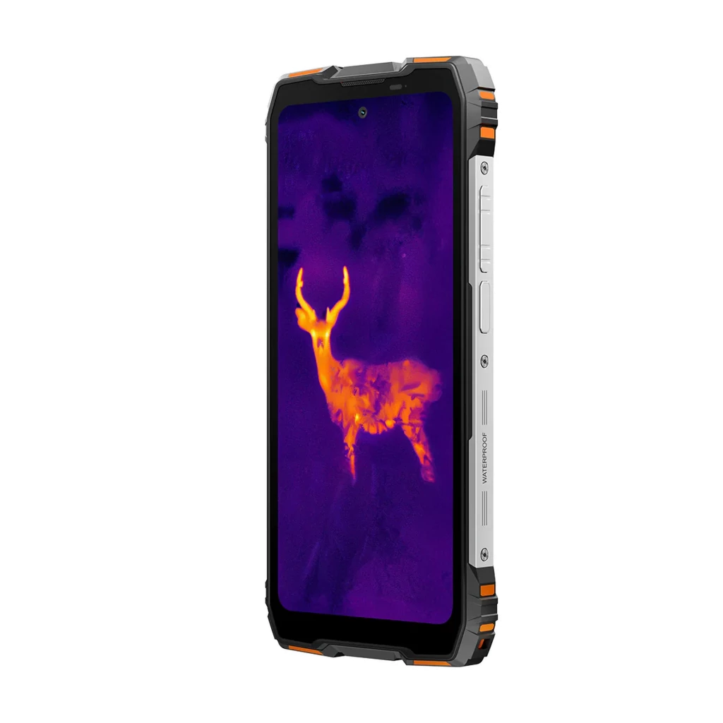 Smartphone rugerizado naranja con bordes reforzados y laterales plateados, pantalla FullHD+ con cámara central y vista térmica de ciervo en tonos púrpura y