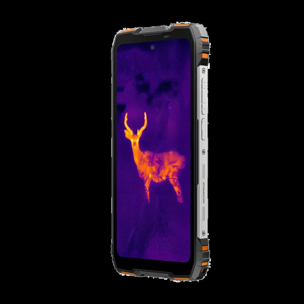 Smartphone rugerizado naranja con bordes reforzados y laterales plateados, pantalla FullHD+ con cámara central y vista térmica de ciervo en tonos púrpura y