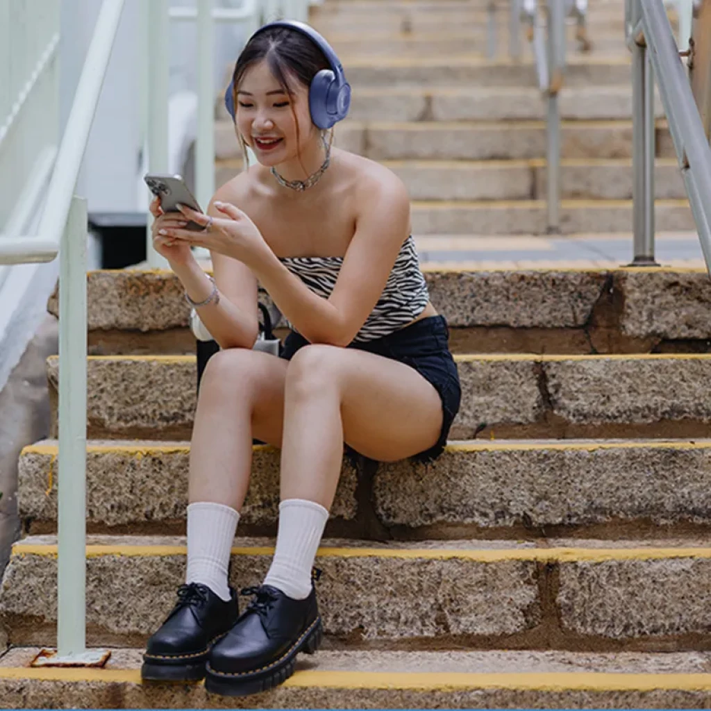 Auriculares circumaurales JBL Tune 730BT en color beige, diadema acolchada y copas grandes, diseño inalámbrico Bluetooth, aspecto moderno y cómodo