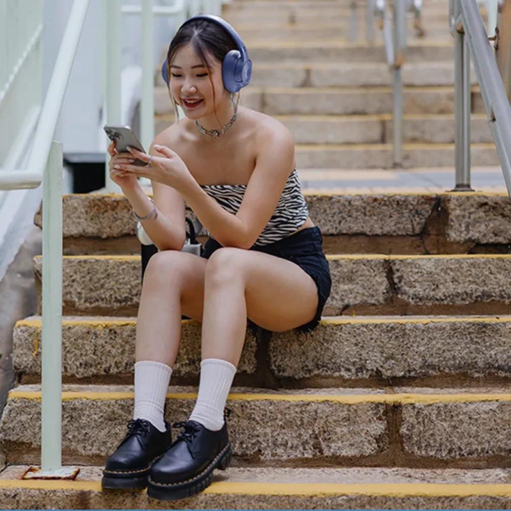 Auriculares circumaurales JBL Tune 730BT en color beige, diadema acolchada y copas grandes, diseño inalámbrico Bluetooth, aspecto moderno y cómodo