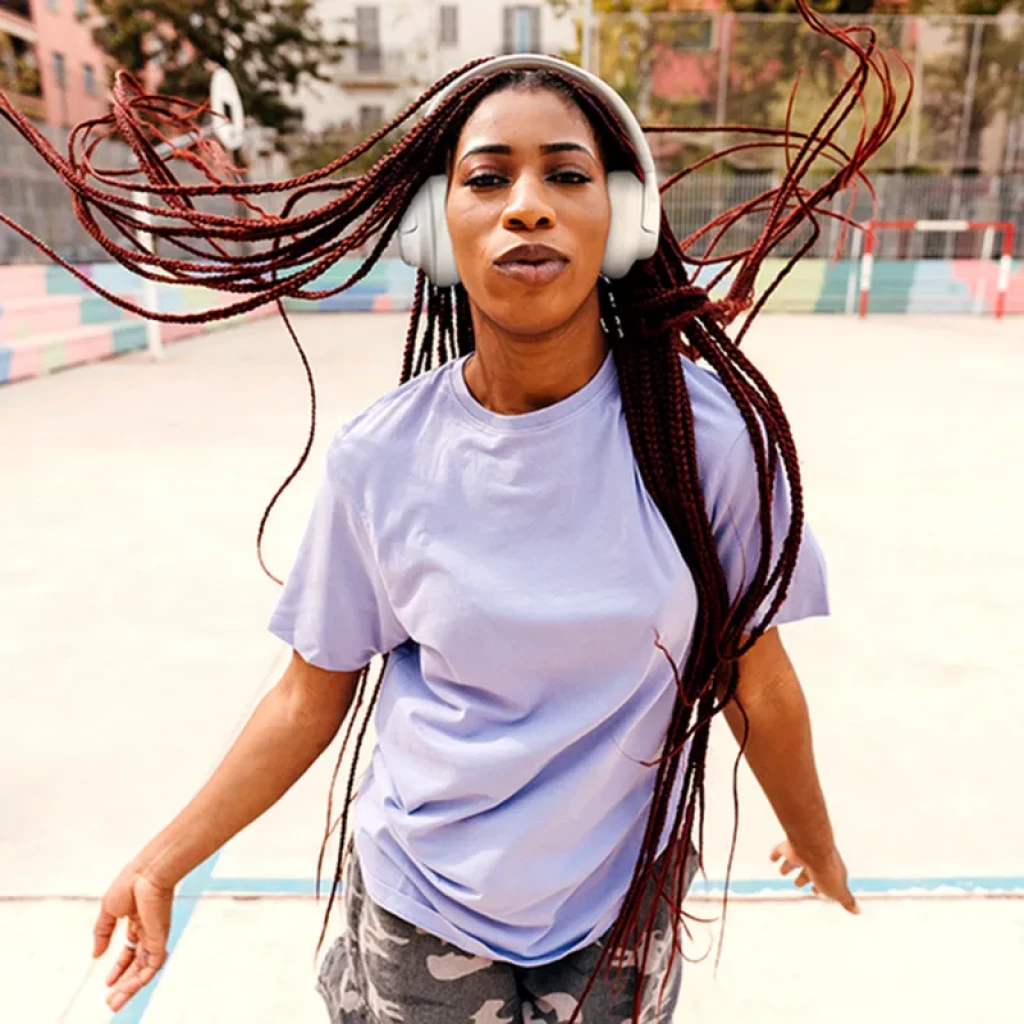 Auriculares circumaurales JBL Tune 730BT beige, diseño acolchado y diadema ajustable, controles laterales visibles y acabado mate elegante