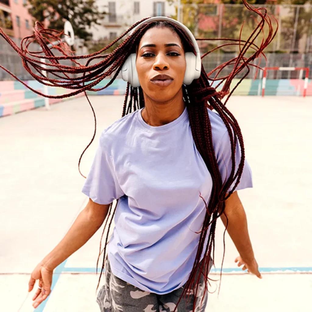 Auriculares circumaurales JBL Tune 730BT beige, diseño acolchado y diadema ajustable, controles laterales visibles y acabado mate elegante