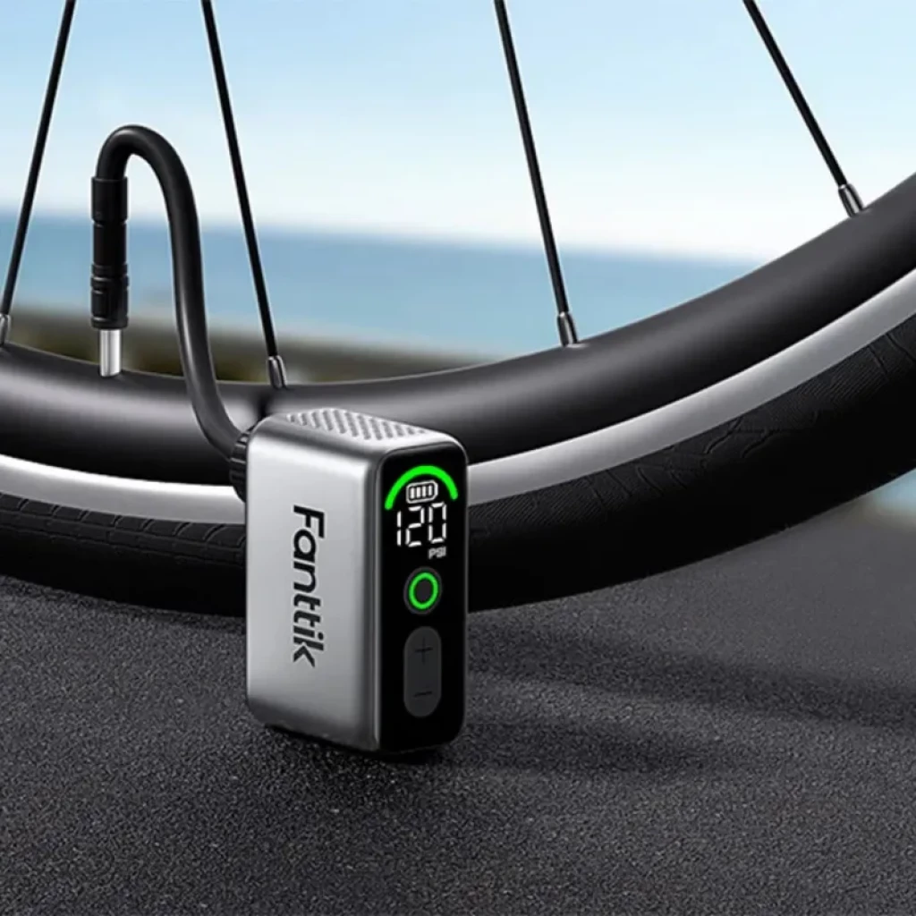 Mini inflador eléctrico Fanttik X10 Ace Tiny, 120 PSI, 130 g, pantalla digital con indicador de presión, manguera corta flexible junto a neumático de bici