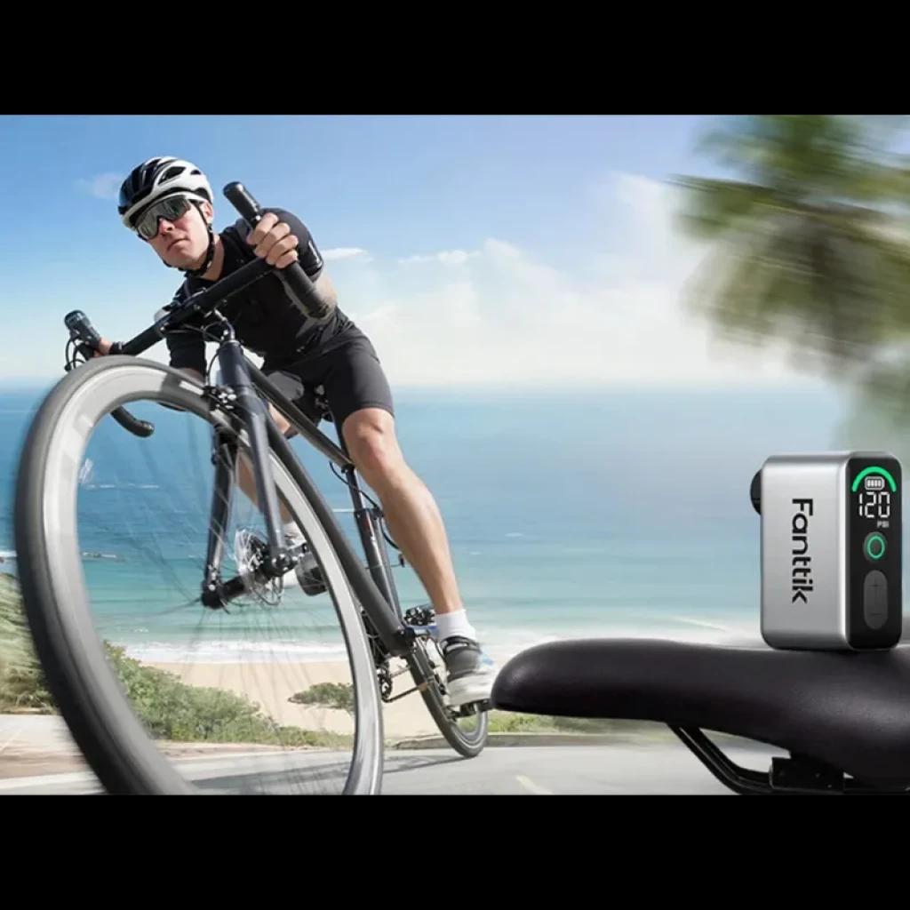 Fanttik X10 Ace Tiny 120 PSI 130g mini bomba eléctrica compacta con pantalla digital y botón, diseño portátil en gris y negro para ciclismo
