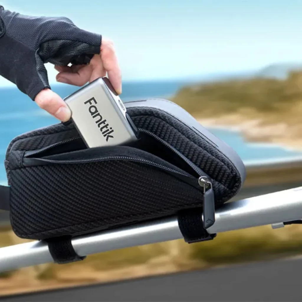 Fanttik X10 Ace Tiny, mini bomba eléctrica plateada 120 PSI de 130 g. Diseño compacto tipo power bank, cabe en bolsa de cuadro con cremallera en bicicleta