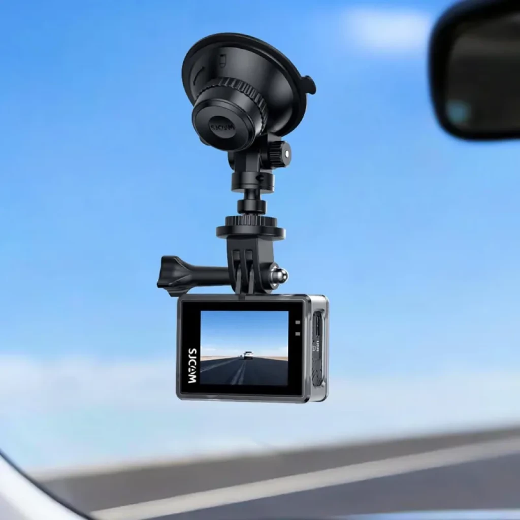 Caméra d’action 4K avec double écran, montée sur pare-brise via ventouse réglable, affichage arrière actif et objectif grand angle pour prises de vue en