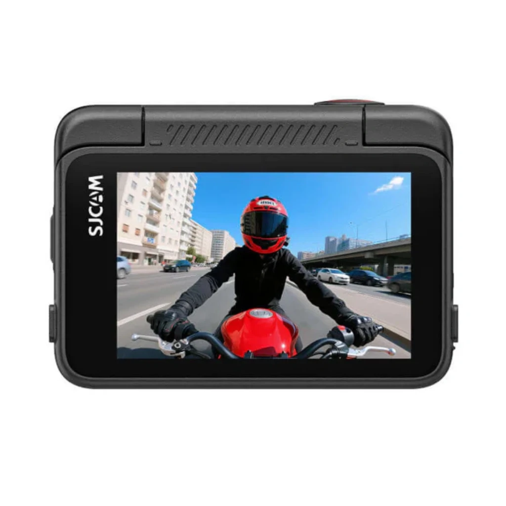 Pantalla trasera de la SJCAM SJ30 mostrando vista de moto en movimiento, carcasa negra compacta con botón superior y logotipo lateral SJCAM visible