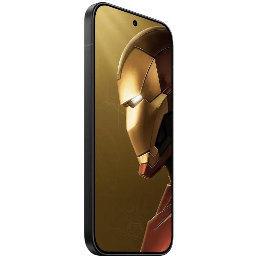 Smartphone negro con pantalla completa y wallpaper dorado de Iron Man, bordes rectos y cámara frontal en orificio central, estilo edición especial premium