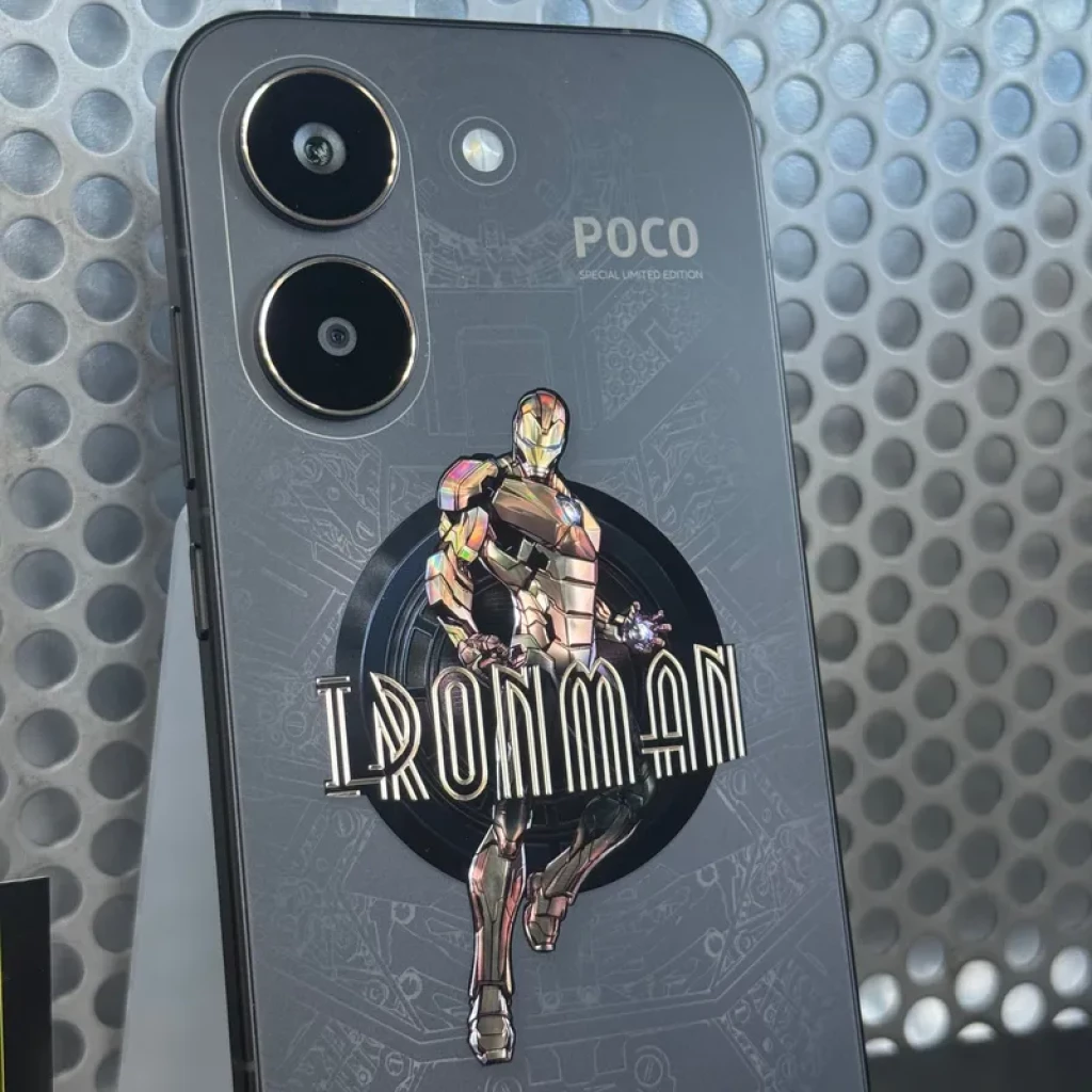 Xiaomi Poco X8 Pro 5G Iron Man Edition en gris con arte de Iron Man holográfico, dos cámaras traseras grandes, logo POCO lateral y acabado metálico