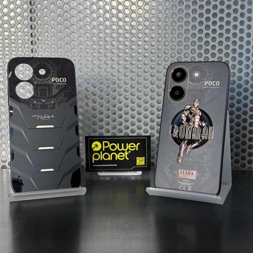 Carcasa y smartphone Poco X8 Pro 5G edición Iron Man en negro con detalles metálicos, logo Stark y arte del héroe; módulo dual de cámara y acabados premium