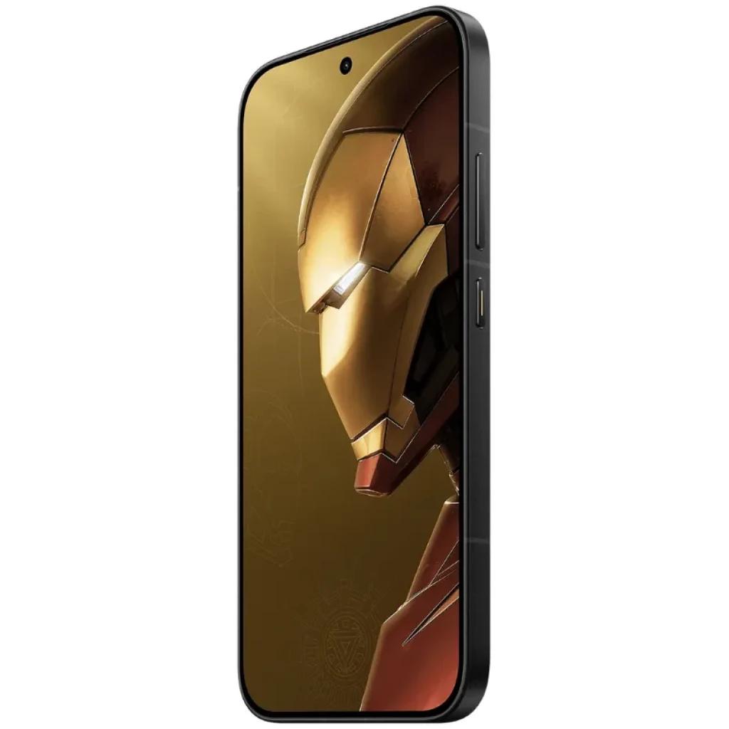 Xiaomi Poco X8 Pro 5G Iron Man Edition con pantalla casi sin bordes, marco negro y arte de Iron Man dorado y rojo en el display; diseño premium y audaz