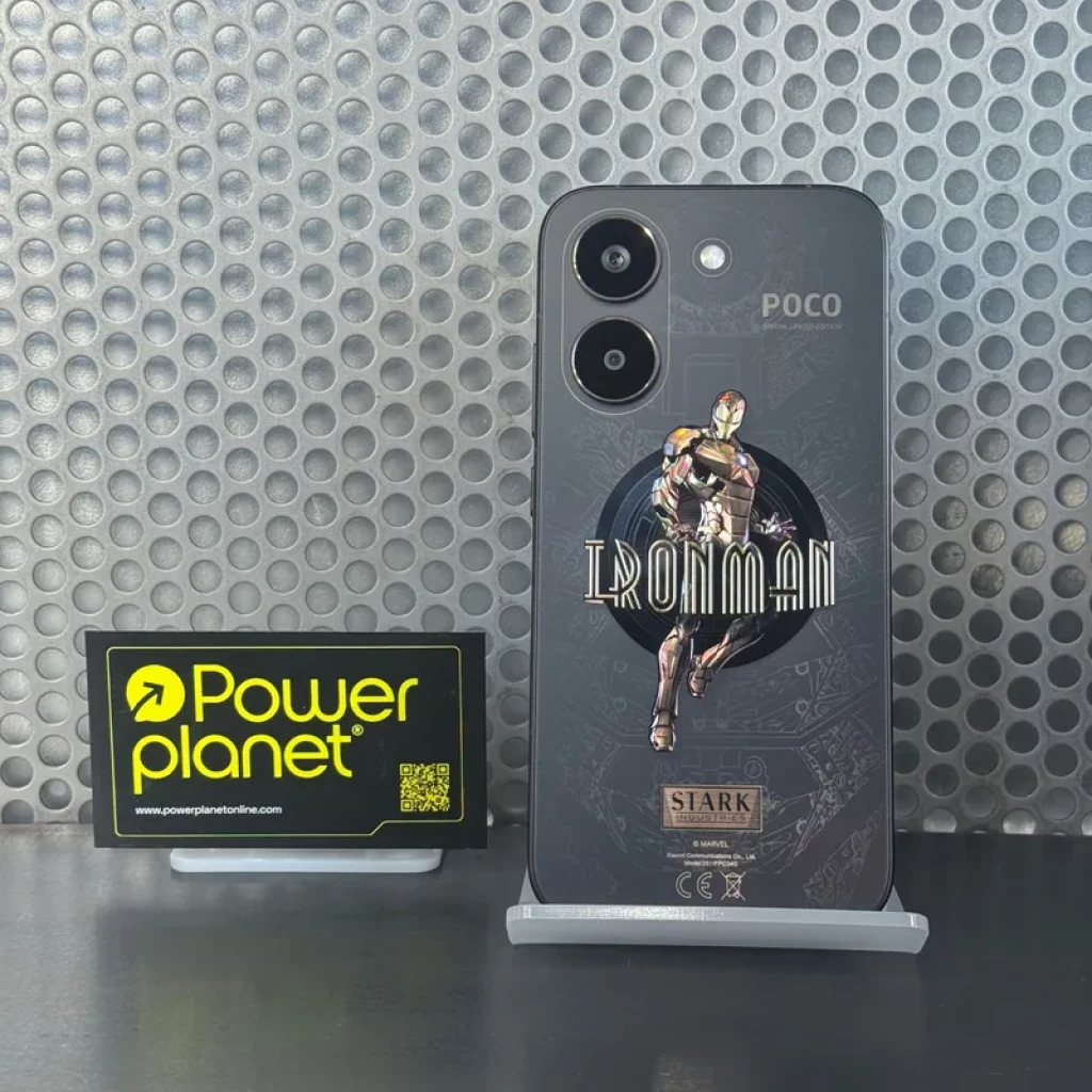 Carcasa trasera del Xiaomi Poco X8 Pro 5G Iron Man Edition en negro mate con ilustración de Iron Man, logotipos POCO y STARK, doble cámara y flash