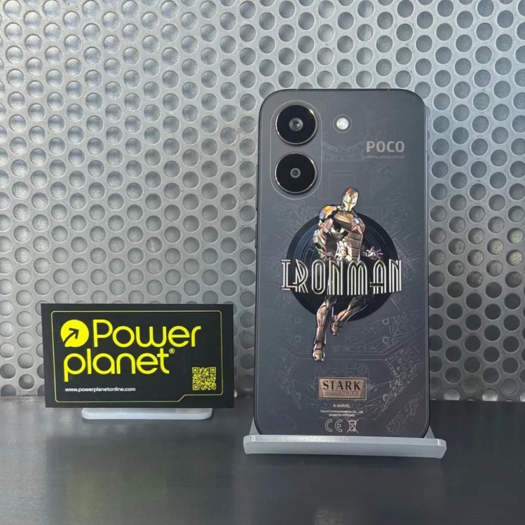 Carcasa trasera del Xiaomi Poco X8 Pro 5G Iron Man Edition en negro mate con ilustración de Iron Man, logotipos POCO y STARK, doble cámara y flash