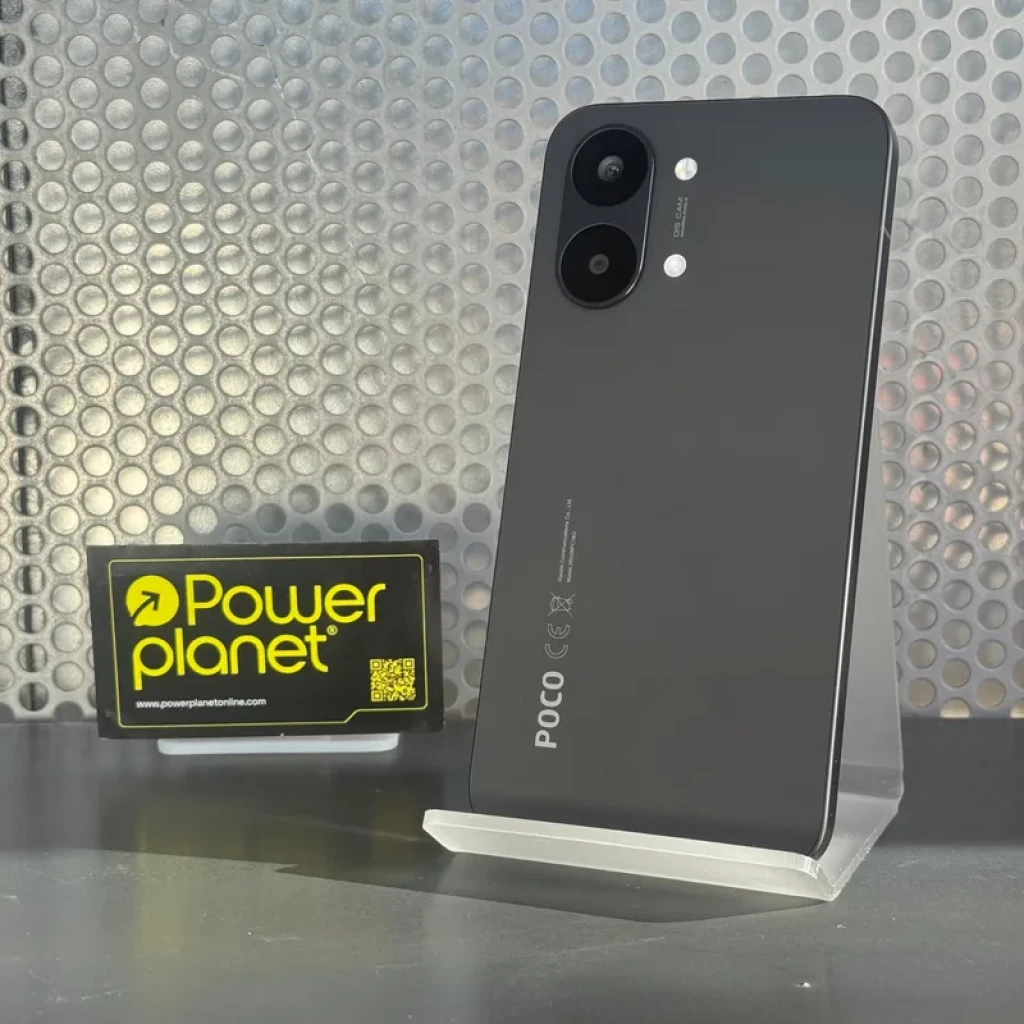 Smartphone preto com traseira fosca, dois câmeras grandes no canto, logotipo POCO vertical e corpo fino apoiado em suporte acrílico transparente