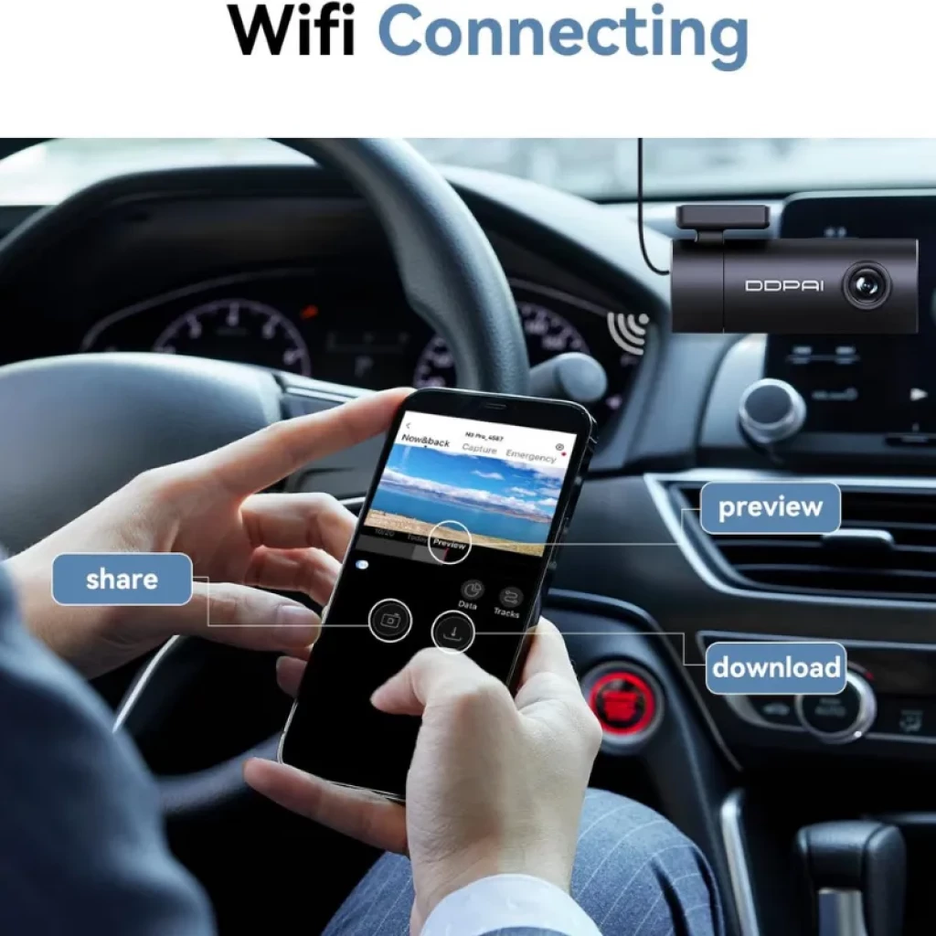 DDPAI MINI Pro 2K avec WiFi, caméra auto compacte; appli mobile montrée en main pour preview, share et download, montage discret sous rétroviseur