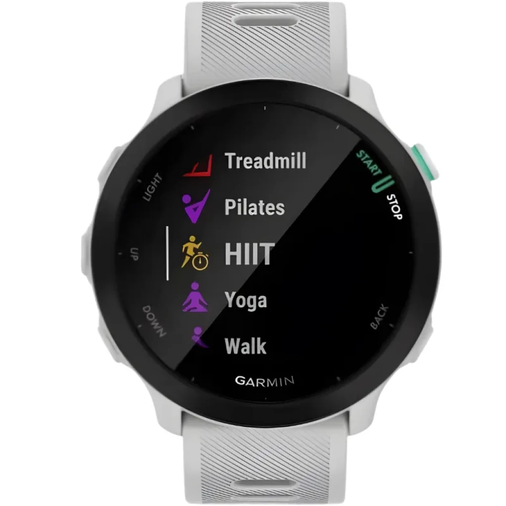 Garmin Forerunner 55 Branco - Smartwatch com tela redonda preta, pulseira branca texturizada e botões laterais; ícones coloridos de treino como HIIT, Yoga e