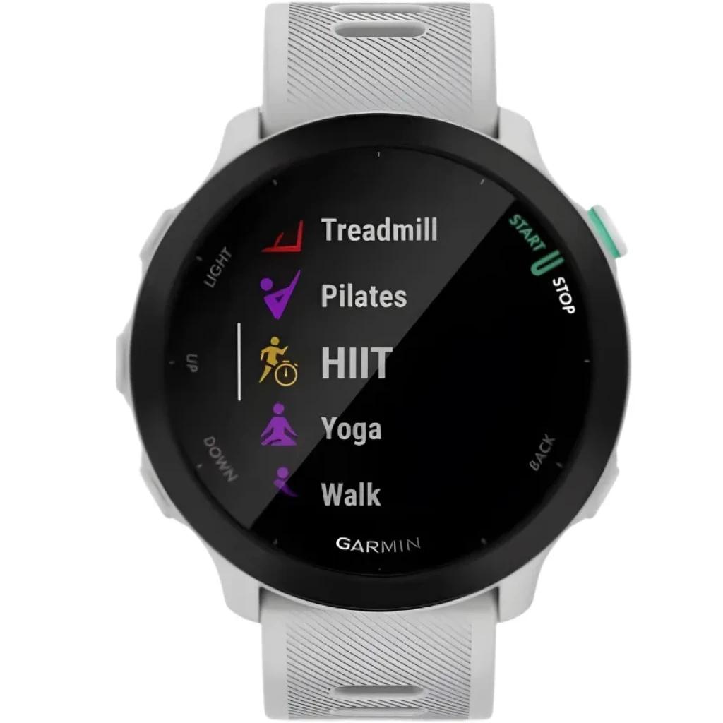 Garmin Forerunner 55 Branco - Smartwatch com tela redonda preta, pulseira branca texturizada e botões laterais; ícones coloridos de treino como HIIT, Yoga e