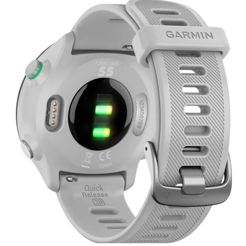 Garmin Forerunner 55 Branco com pulseira de silicone cinza, fecho de fivela, sensor óptico verde de frequência cardíaca e sistema Quick Release 20 mm