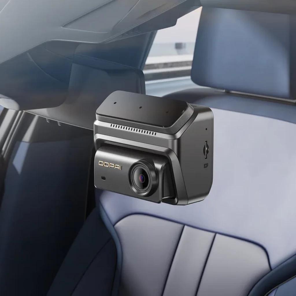 DDPAI Z90 3CH avec module 4G, caméra compacte montée au pare-brise, objectif grand angle, design noir mat, fixation discrète pour habitacle de voiture