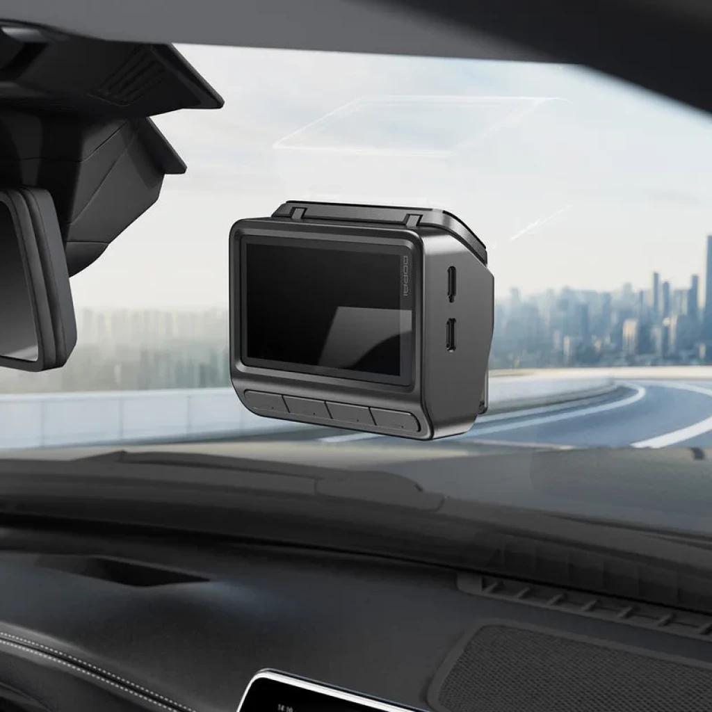 DDPAI Z90 3CH avec module 4G caméra embarquée compacte avec grand écran, boutons frontaux, ports latéraux et fixation pare-brise pour vue route