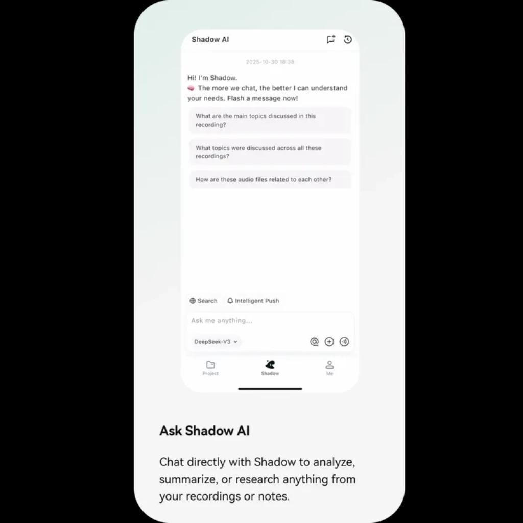 Pantalla de app Shadow AI con chat y botones de búsqueda, empuje inteligente y micrófono; muestra temas de transcripción y opciones de análisis en interfaz