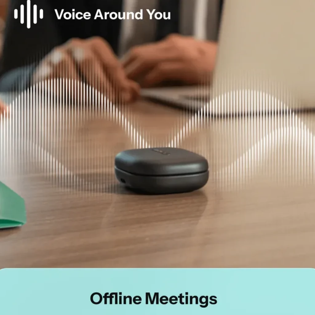 Estuche compacto TicNote Pods 4G en mesa de trabajo, ondas de audio alrededor; diseño minimalista open-ear, ideal para reuniones sin conexión y