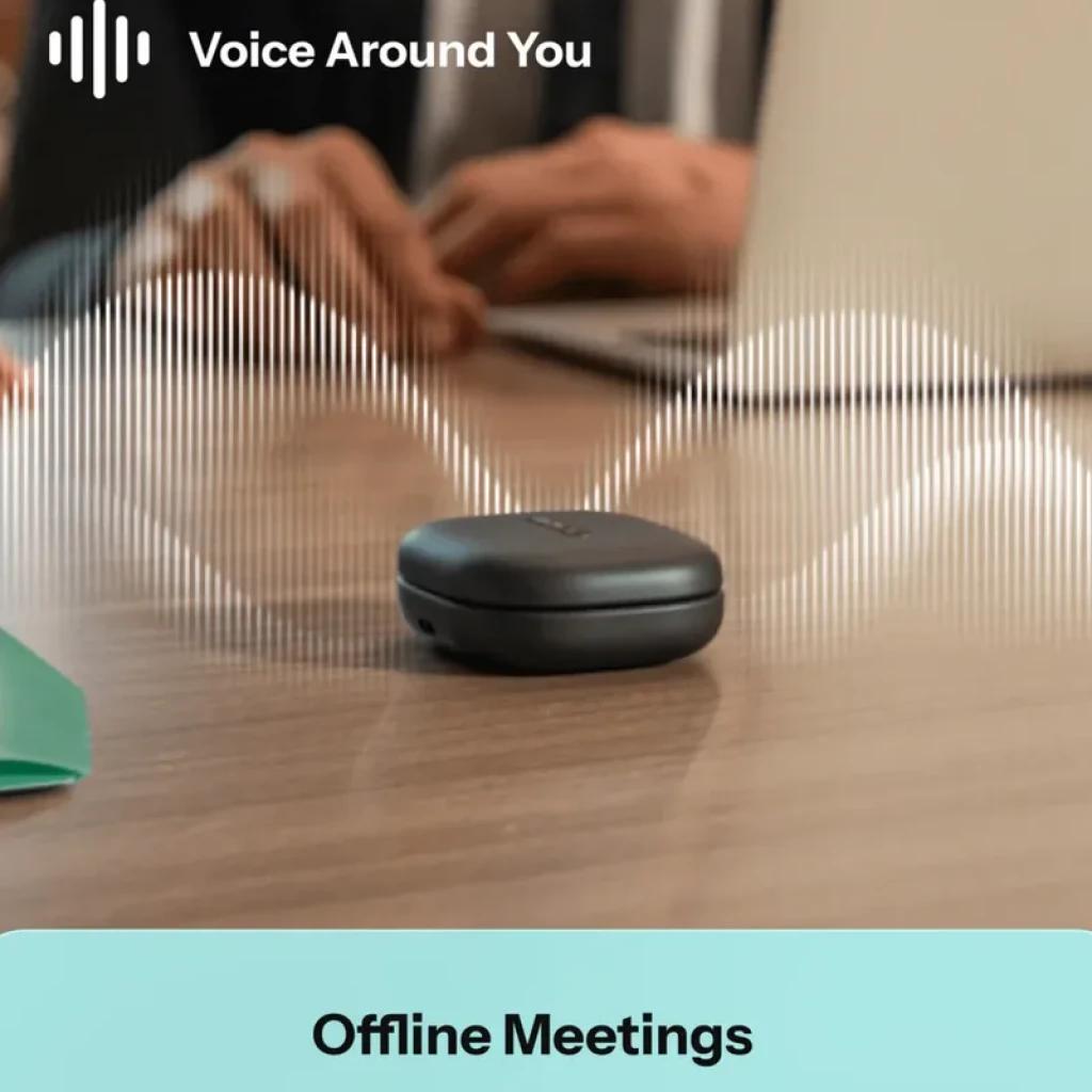 Estuche compacto TicNote Pods 4G en mesa de trabajo, ondas de audio alrededor; diseño minimalista open-ear, ideal para reuniones sin conexión y